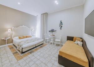 - une chambre avec un lit et une table dans l'établissement MILUAR Relais - B&B - Vanvitelli, à Naples