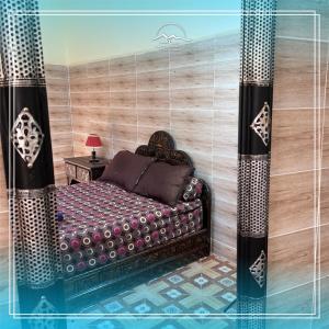 um quarto com uma cama num quarto em Hotel Amalou em Agadir