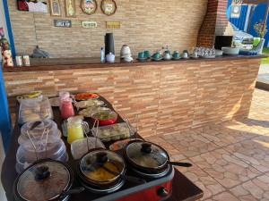 een fornuis met potten en pannen erop met voedsel bij meu xodo in Piranhas