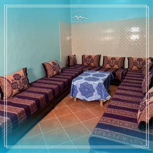 uma sala de estar com um sofá e uma mesa em Hotel Amalou em Agadir