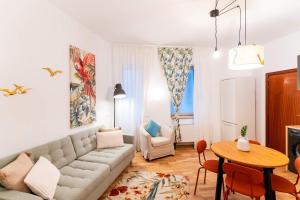 un soggiorno con divano e tavolo di Rezident a Bucarest