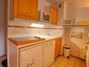 Een keuken of kitchenette bij Appartement Morillon 1100, 3 pièces, 6 personnes - FR-1-642-37