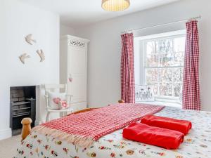 a bedroom with a bed with red pillows on it at 3 Bed in Llangorse BN331 in Cathedine