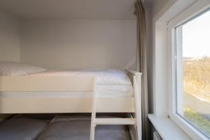 ヘルヌムにあるStrandweg 31の小さなベッドルーム(二段ベッド1組、窓付)