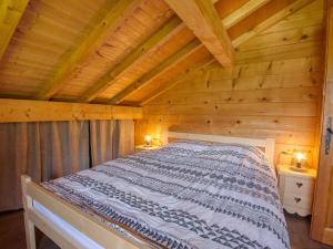 Łóżko lub łóżka w pokoju w obiekcie Chalet paisible à Morillon avec jacuzzi et proche des pistes skiables - FR-1-642-66