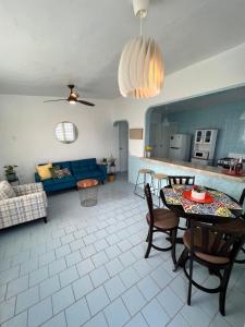 阿雷西博的住宿－Villa Alborada，客厅配有桌子和沙发