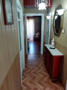un pasillo de una casa con una habitación con espejo en CUCA, en Muxía