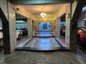un couloir avec des voitures garées dans un garage dans l'établissement Partition Rooms in Hotel Apartment, à Dubaï
