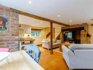 een keuken en een woonkamer met een bakstenen muur bij 1 Bed in Pershore REDCO in Upton Snodsbury