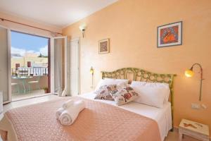 1 dormitorio con 1 cama grande y ventana grande en Adua Art en Castrignano del Capo