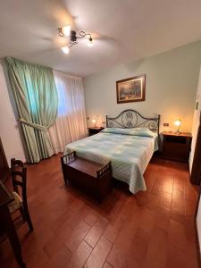 Un dormitorio con una cama y una mesa dentro. en Laurel Apartment, en Siena 3 fotos más