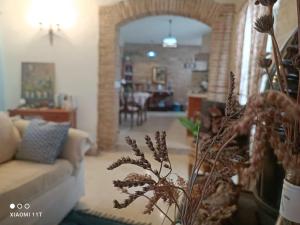 - un salon avec un canapé et une table dans l'établissement VyVE Grazalema AT, à Grazalema