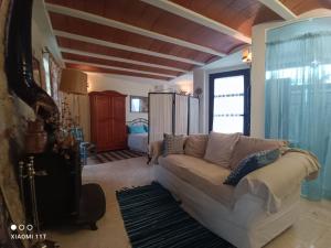 ein Wohnzimmer mit einer weißen Couch in einem Zimmer in der Unterkunft VyVE Grazalema AT in Grazalema