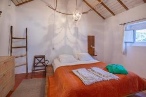 sypialnia z łóżkiem z dwoma ręcznikami w obiekcie CASAVADIA melides w mieście Melides