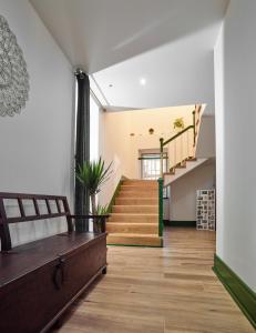 sala de estar con escalera y sofá en Quinta Catrinandes - Retreat Center, en Tondela
