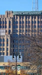 Un edificio con un cartel encima en This Old House, en Detroit