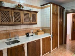 モンテハケにあるCasa Emigrantesのキッチン(木製キャビネット、シンク付)