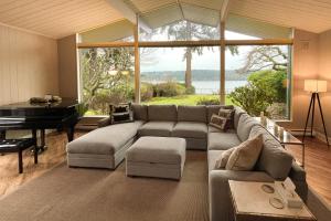 een woonkamer met een bank en een piano bij Stones Way in Lake Forest Park