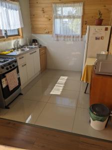 Kuchyň nebo kuchyňský kout v ubytování Cabaña Coigües Balneario Punta de Lapas + 3 fotografie