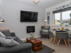 una sala de estar con un sofá y una mesa en 3 Dolphin Court, en Brixham
