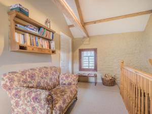 uma sala de estar com um sofá e uma estante de livros em 2 Bed in Eden Valley SZ483 