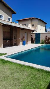 uma piscina em frente a uma casa em Casa 02 - Aconchego em Caucaia