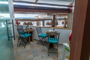 Um restaurante ou outro lugar para comer em La Palma Beachfront Hotel Boutique - Self Check In