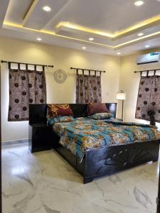 um quarto com uma cama grande num quarto em AJALA Lodge em Badagry