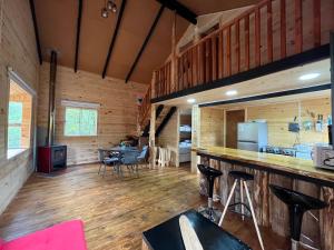 cocina y sala de estar de una cabaña de madera en Cabañas Maco, en Ranco