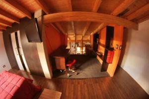 vistas panorámicas a una sala de estar con cocina en Departamento Loft completo, cómodo y luminoso. en Neuquén