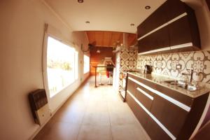 cocina con encimera y ventana grande en Departamento Loft completo, cómodo y luminoso. en Neuquén
