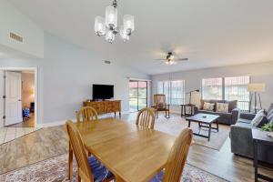 ein Esszimmer und ein Wohnzimmer mit einem Holztisch in der Unterkunft Peaceful Pinecone in Sarasota