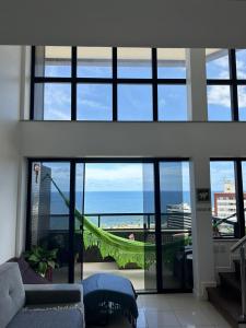 uma sala de estar com vista para o oceano em Maravilhosa cobertura duplex vista mar em Salvador