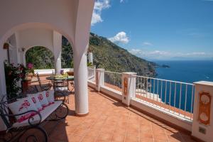 - un balcon offrant une vue sur l'océan dans l'établissement Villa Poesia, à Praiano