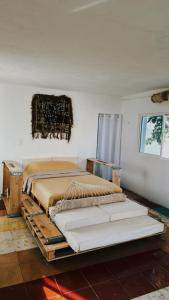 een slaapkamer met 2 bedden in een kamer bij UcúLila in Sisal