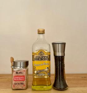 eine Flasche Whiskey neben einem Behälter mit Gewürzen in der Unterkunft UcúLila in Sisal
