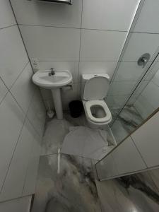 uma casa de banho suja com WC e lavatório em Hotel Delavy em Chapecó
