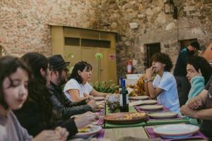 Eine Gruppe von Leuten, die an einem Tisch sitzen und Pizza essen. in der Unterkunft Hacienda Real San Miguel de Allende in San Miguel de Allende