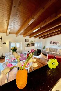 a living room with a table with vases on it at Casa Vacanze Funicolare in Bergamo