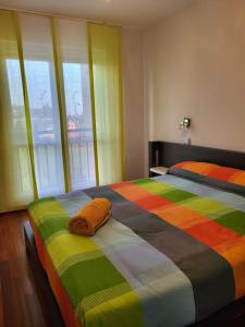 Dormitorio con cama colorida y almohada en Apto. Vista Bahía Santander, en Pontejos