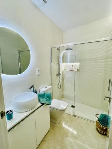 Hotel Rural Sisapo في Almodóvar del Campo: حمام مع مرحاض ومغسلة ودش