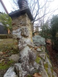 una estatua de un oso de peluche en un jardín en Pele vendégház, en Velem