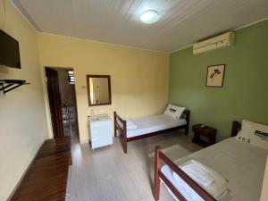 Pokój z 2 łóżkami, stołem i lustrem w obiekcie Hotel Fazenda Brejo w mieście Saloá