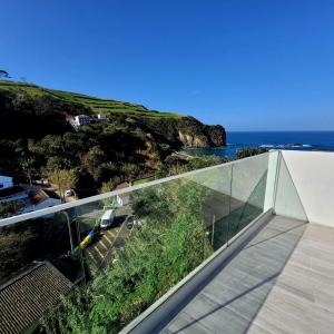 una casa de cristal con vistas al océano en Casa da Praia dos Moinhos, en Ribeira Grande