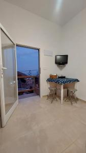 Pokój ze stołem, telewizorem i oknem w obiekcie Ocean view with terrace w mieście Santa Cruz de Tenerife