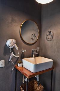uma casa de banho com um lavatório e um espelho em CastaVerde em Palomas