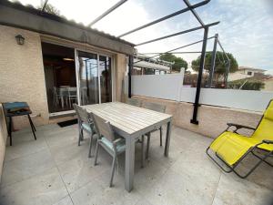 Balkón alebo terasa v ubytovaní Gîte T2 avec Terrasse et Parking - Proche des Thermes - FR-1-503-147 + 6 fotografií