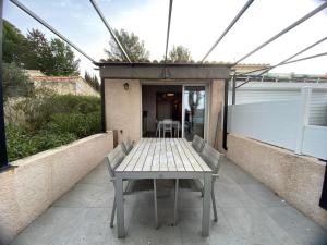 Balkón alebo terasa v ubytovaní Gîte T2 avec Terrasse et Parking - Proche des Thermes - FR-1-503-147