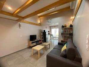 Televízia a/alebo spoločenská miestnosť v ubytovaní Gîte T2 avec Terrasse et Parking - Proche des Thermes - FR-1-503-147
