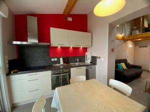 Kuchyňa alebo kuchynka v ubytovaní Gîte T2 avec Terrasse et Parking - Proche des Thermes - FR-1-503-147